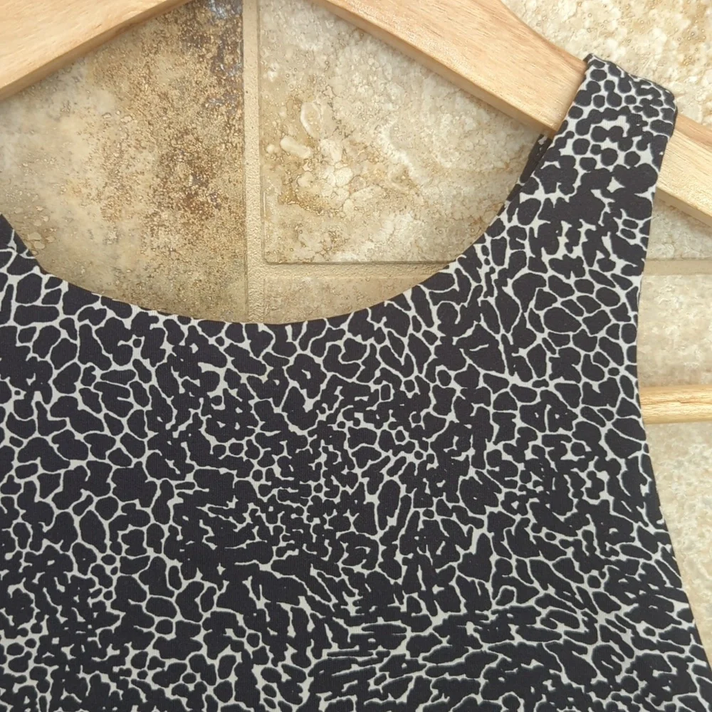 Size 4 Lululemon Strappy Criss Cross Back Sports Bra - Picture 3 of 6